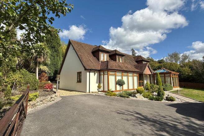 5 bedroom detached chalet home