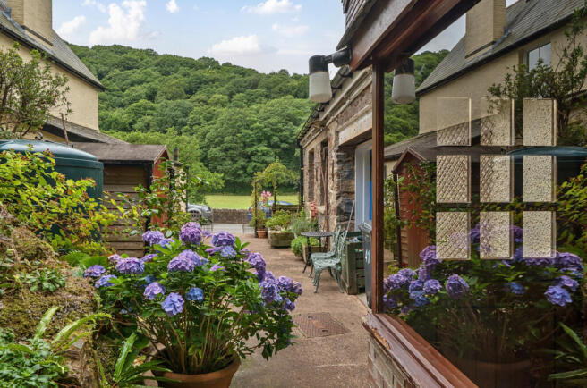 1330551-15-688a62...