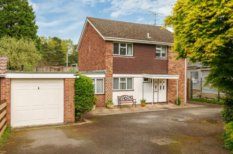 Camberley - 3 bedroom link detached house for sale