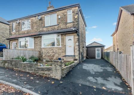 Low Ash Avenue, Wrose, Shipley, BD18