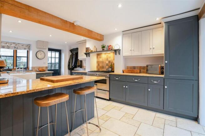 Kitchen 2.jpg