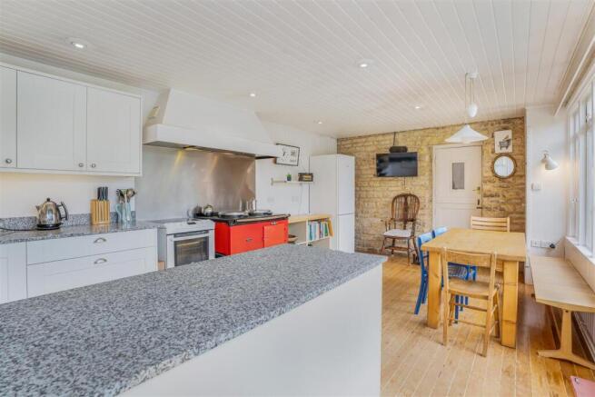 Kitchen 2 .jpg