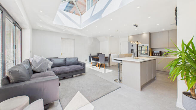 CAM04968G0-PR0057-STILL010