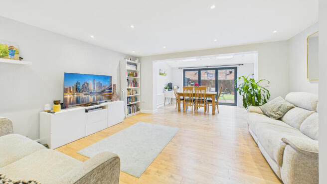 CAM04968G0-PR0090-STILL010