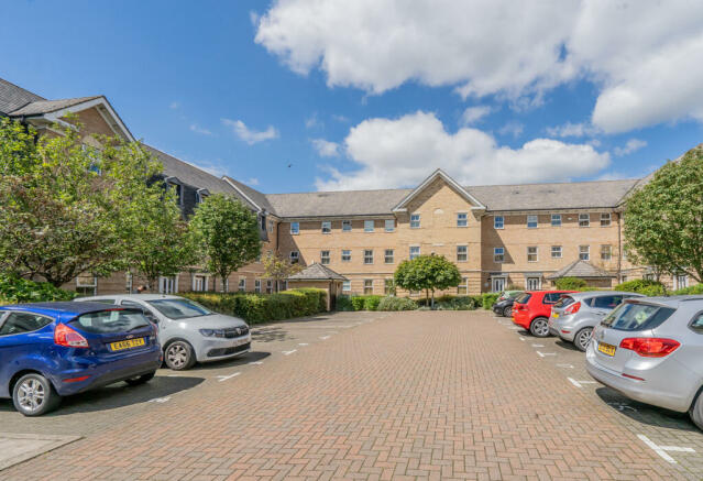 2 bedroom apartment for sale in Falcon Mews, Stanbridge Road