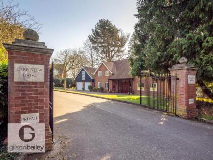 Lake View Drive, Brundall