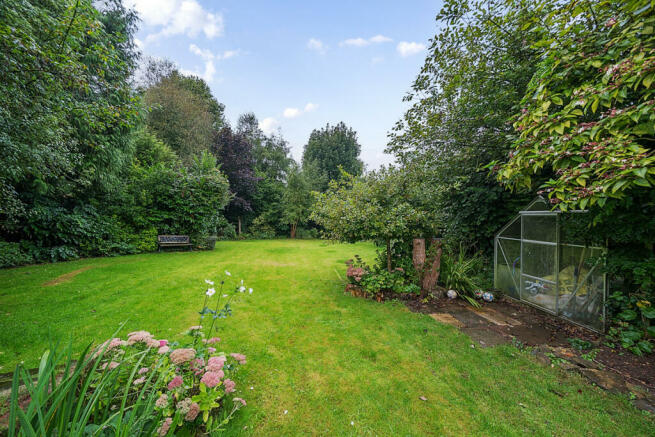 Extremely Private and quiet family friendly flat West facing rear garden