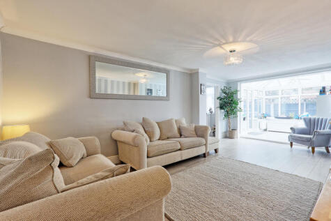 Newlands Close, Billericay, CM12 - Walking Distance to Buttsbury and Mayflower Schools