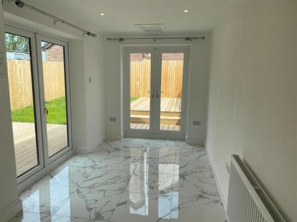 35 Greenacres - dining room 2.jpg