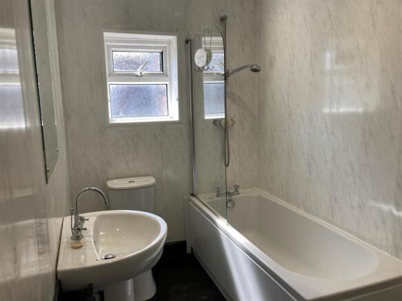 76 High Street - bathroom.jpg