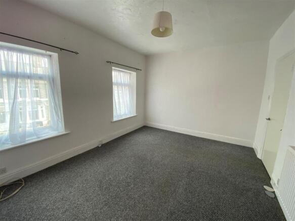 6 Newlands Street - living room.jpg