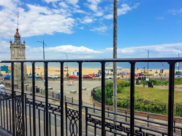 Flat 2, 12a Marine Gardens2.jpg