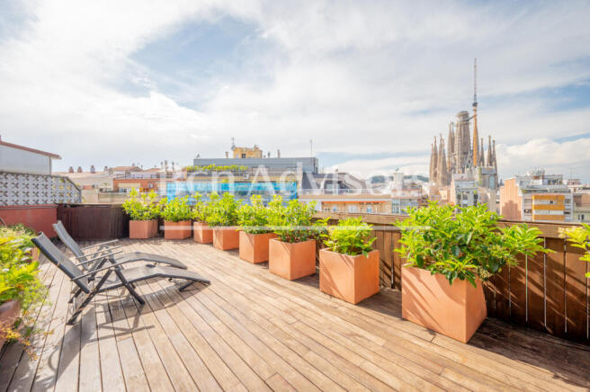 Fantastico-atico-con-terraza-vistas-a-La-Sagrad...