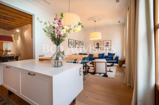 Excellent-renovated-modernist-apartment-with-te...