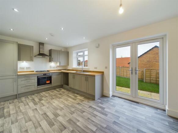 KITCHEN/LIVING/DINER