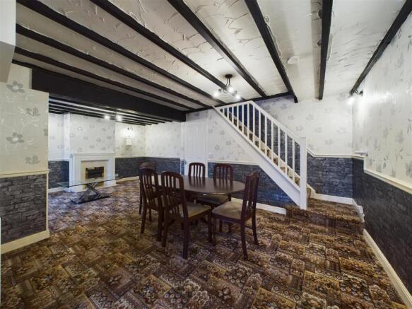 'L' SHAPED LOUNGE/ DINING ROOM
