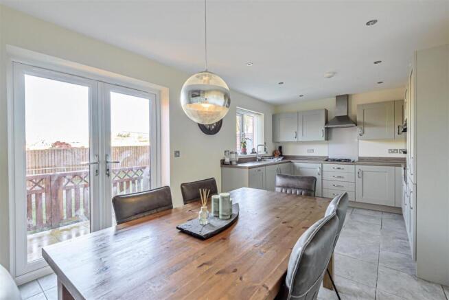 KITCHEN/DINING ROOM