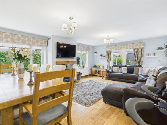Lounge/Dining Room