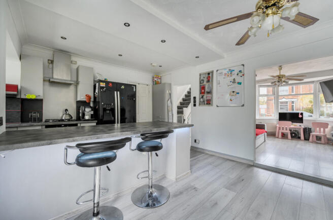 1374108-7-690b633...