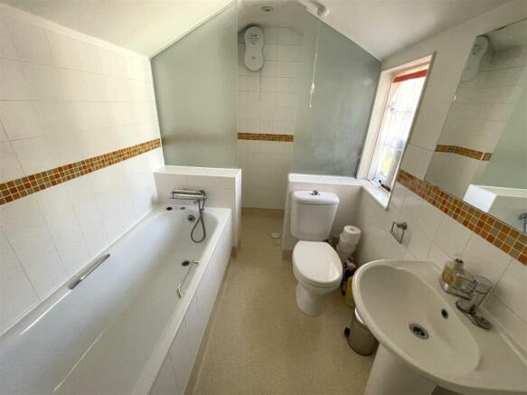 Bathroom (003).JPG