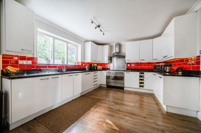 1330986-5-689b236...