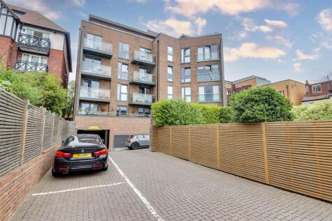 * NO ONWARD CHAIN * Leigh Road, Leigh-on-Sea