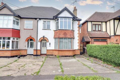 * OWN WEST BACKING REAR GARDEN * Westbourne Grove, Westcliff-on-Sea