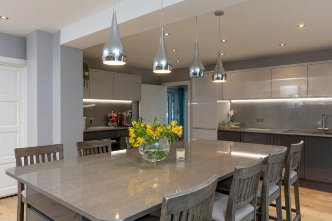 Fully Fitted Kitchen