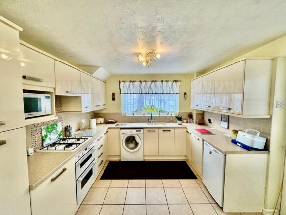 Fully Fitted Kitchen 