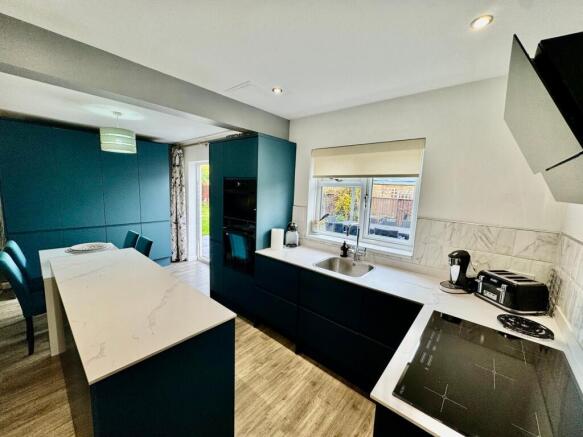 Fully Fitted Kitchen
