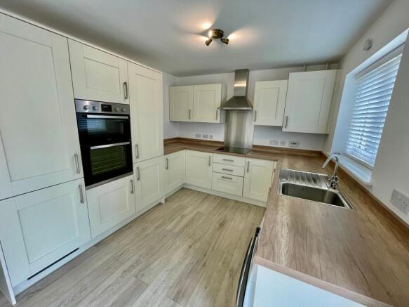 Fully Fitted Kitchen