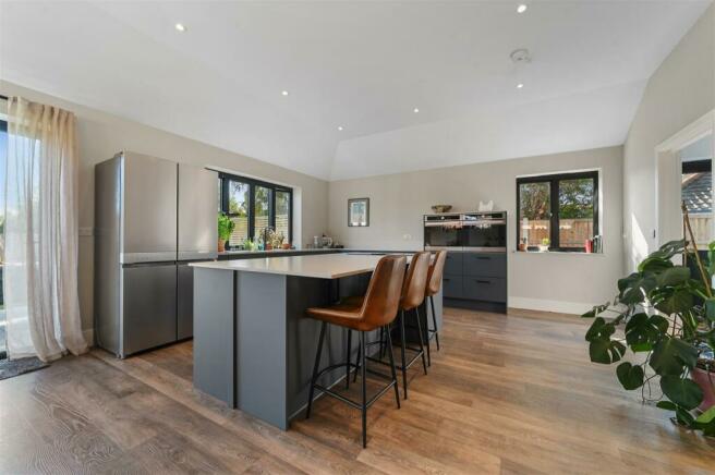 KITCHEN FAMILY ROOM