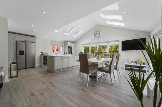 KITCHEN DINING FAMILY ROOM