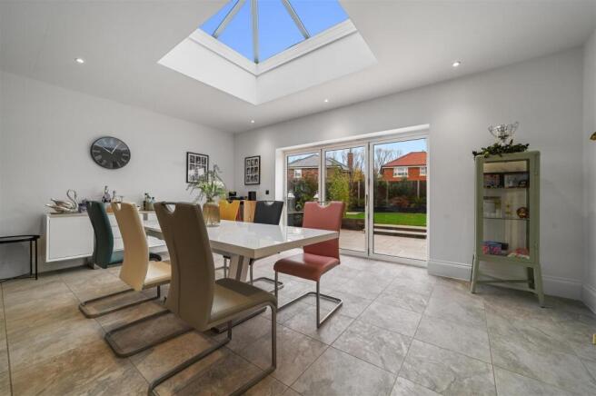 KITCHEN DINING FAMILY ROOM