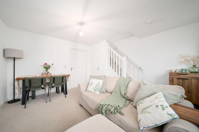 Lounge/Dining Area