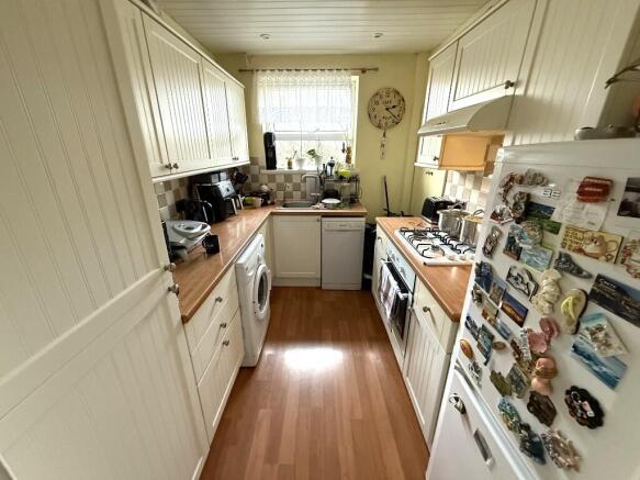 FITTED KITCHEN