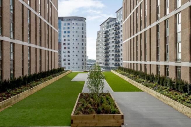 8381594-exterior0...