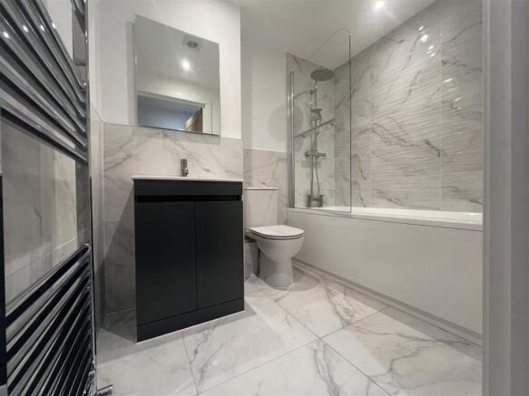 Flat 5 Bath.jpg