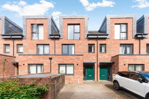 Reynard Way, Brentford