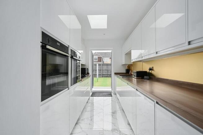 11 Saffron Close BN43 (13).jpg