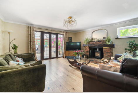 Spacious home with gated drive, 100ft garden, modern bathrooms, and great schools - Edwin Road