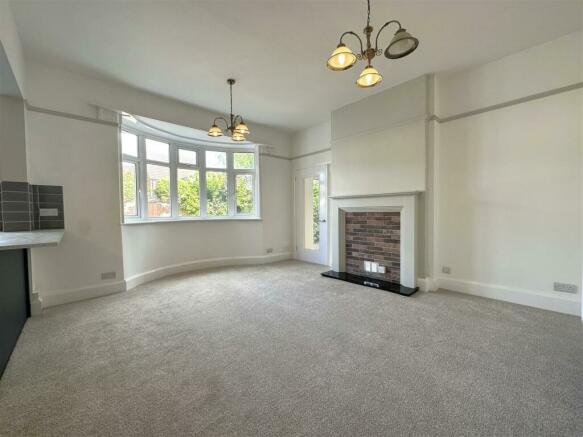 Dining Room With Bow-Window 844