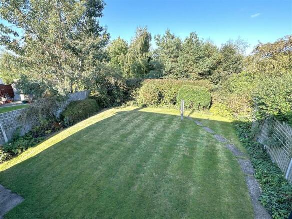 Large & Private Rear Garden 585