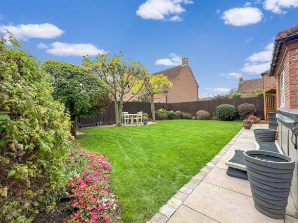 Lovely Landscaped Garden 814
