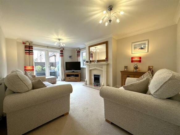 Spacious Lounge 766