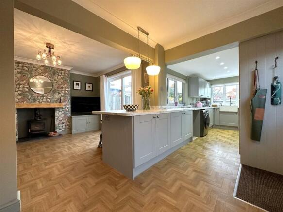 Wonderful OPEN-PLAN Living/Dining Kitchen 711