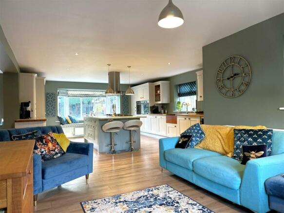 OPEN-PLAN Living/Dining Kitchen 640