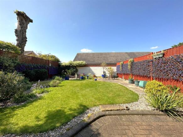 Lovely Landscaped Garden 074