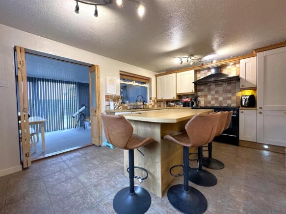 Generous Dining Kitchen 878