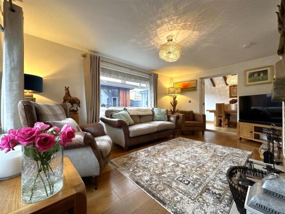 Spacious Lounge 561